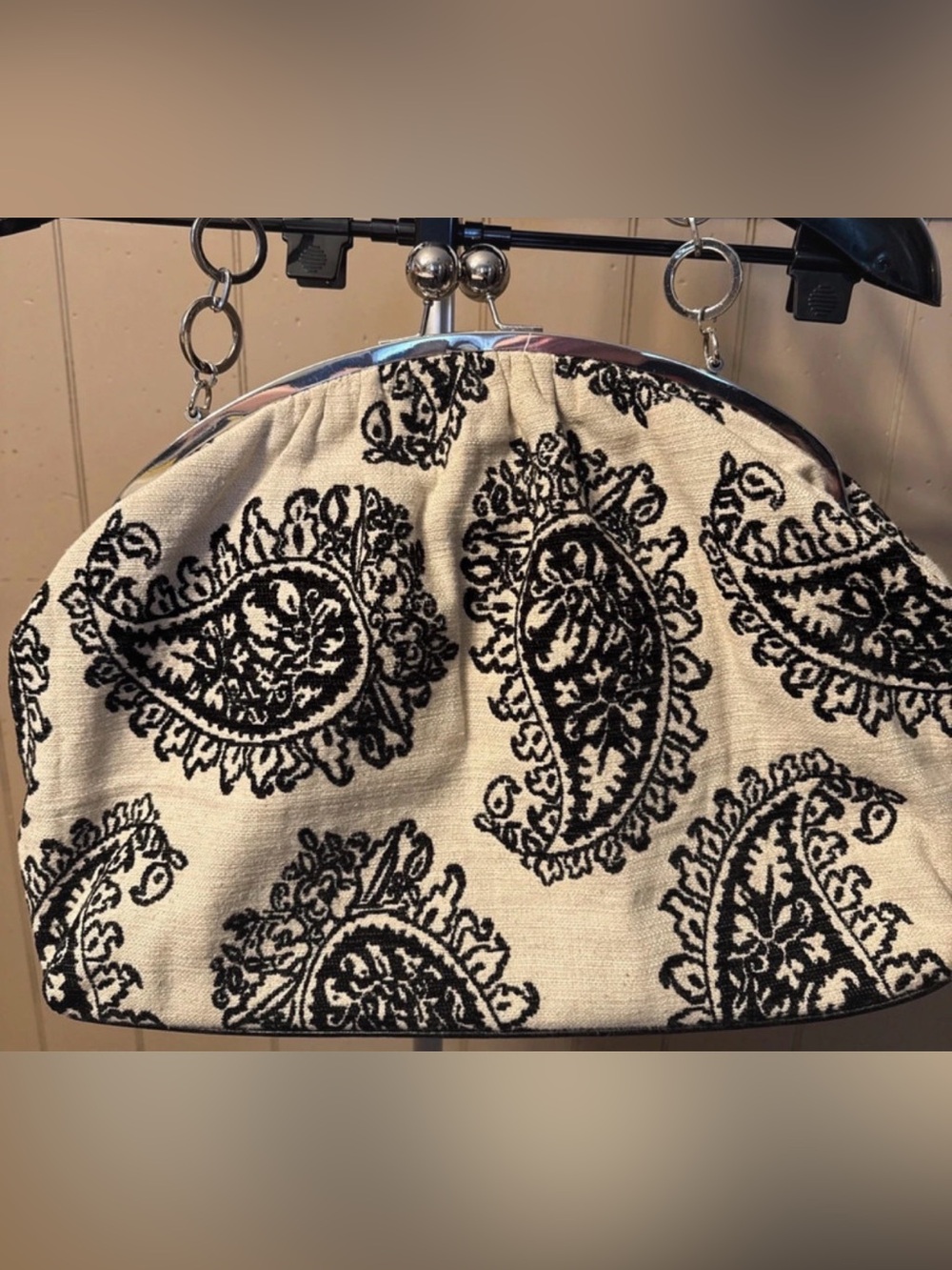 Glenda Gies Jackie Lg 16×12 Black
Cream Vtg Paisley Chenille Kiss-Lock
Bag Purse